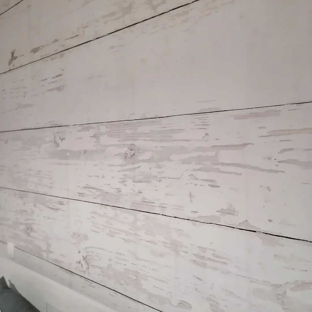 Wit geschilderde houten lambrisering met horizontale planken.