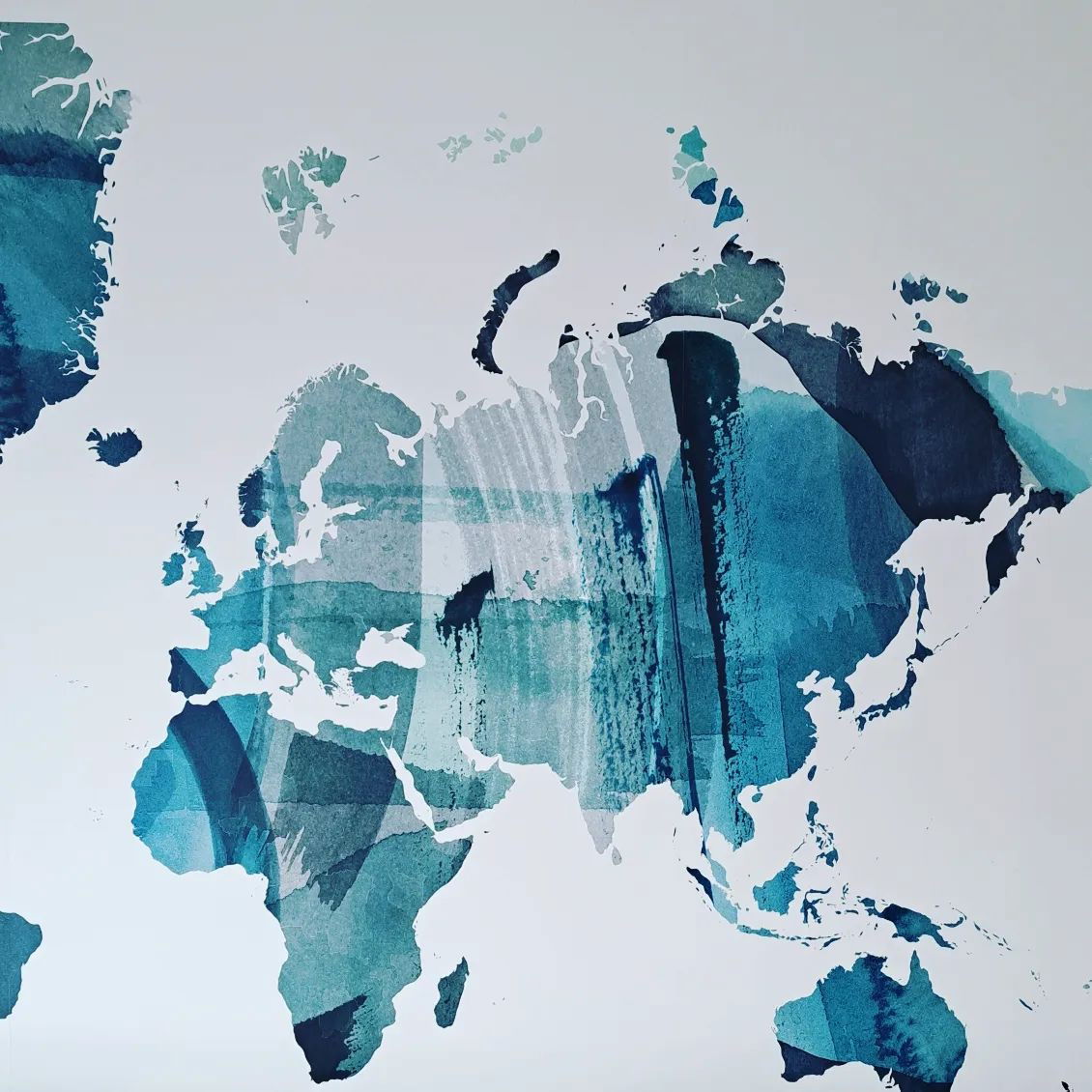 Akwarel mapa świata w odcieniach niebieskiego na białym tle.