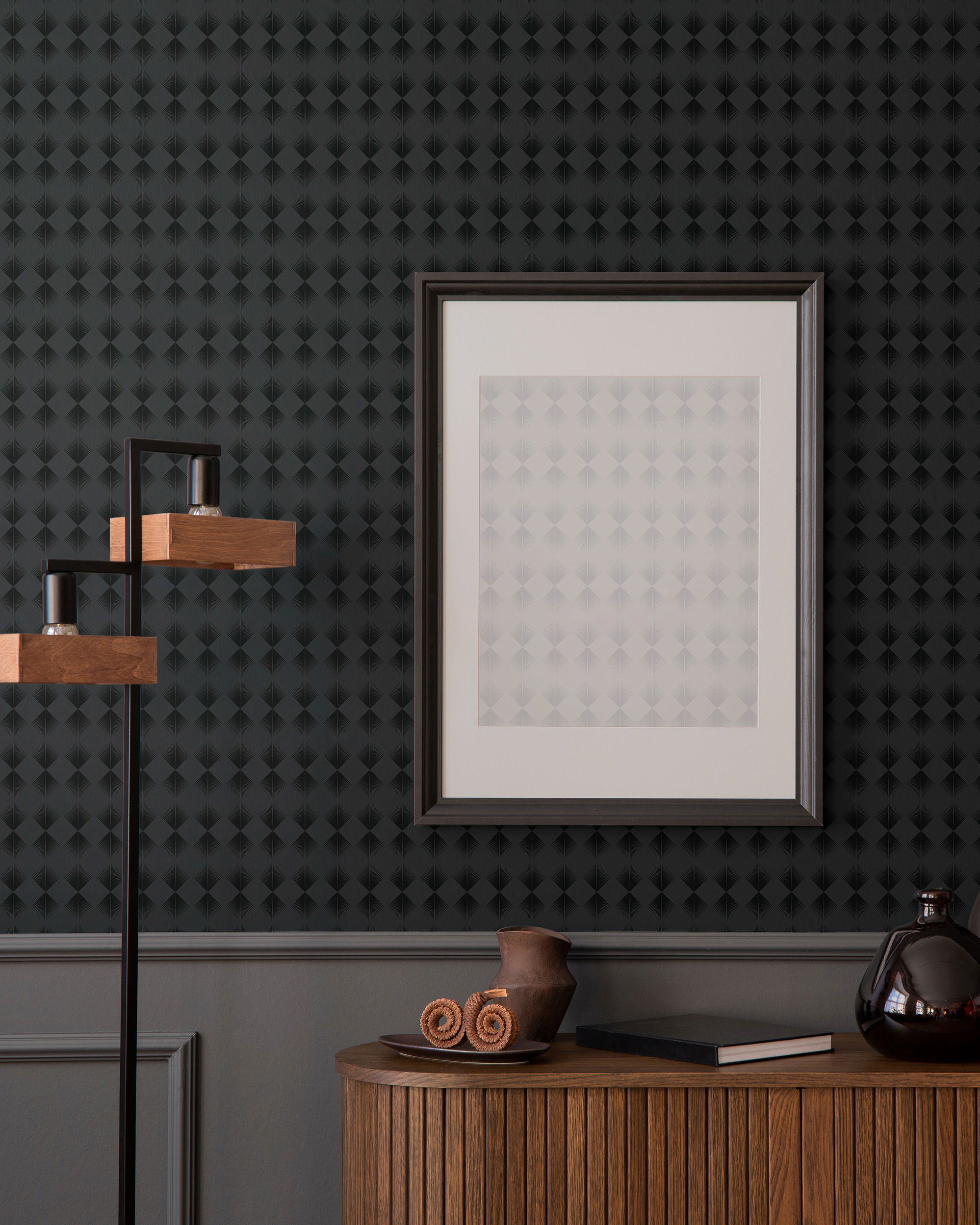 Stue med mørkt geometrisk tapet, indrammet kunst og træmøbler.