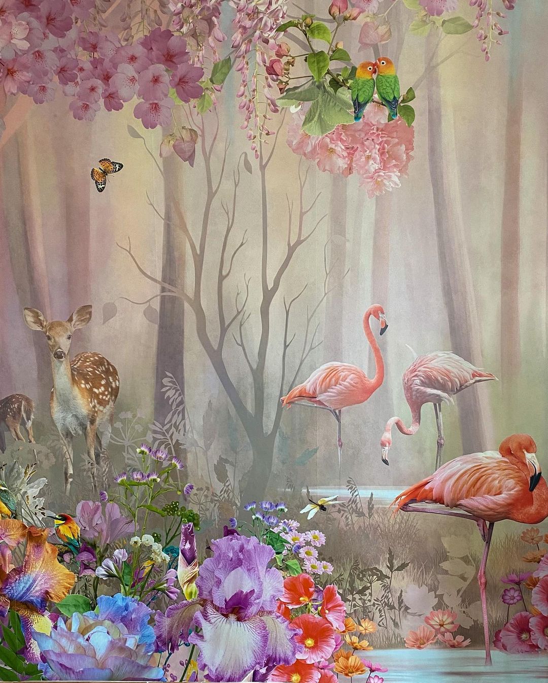 Lekfull skogsscen med hjortar, flamingor, kärleksfåglar och färgglada blommor.