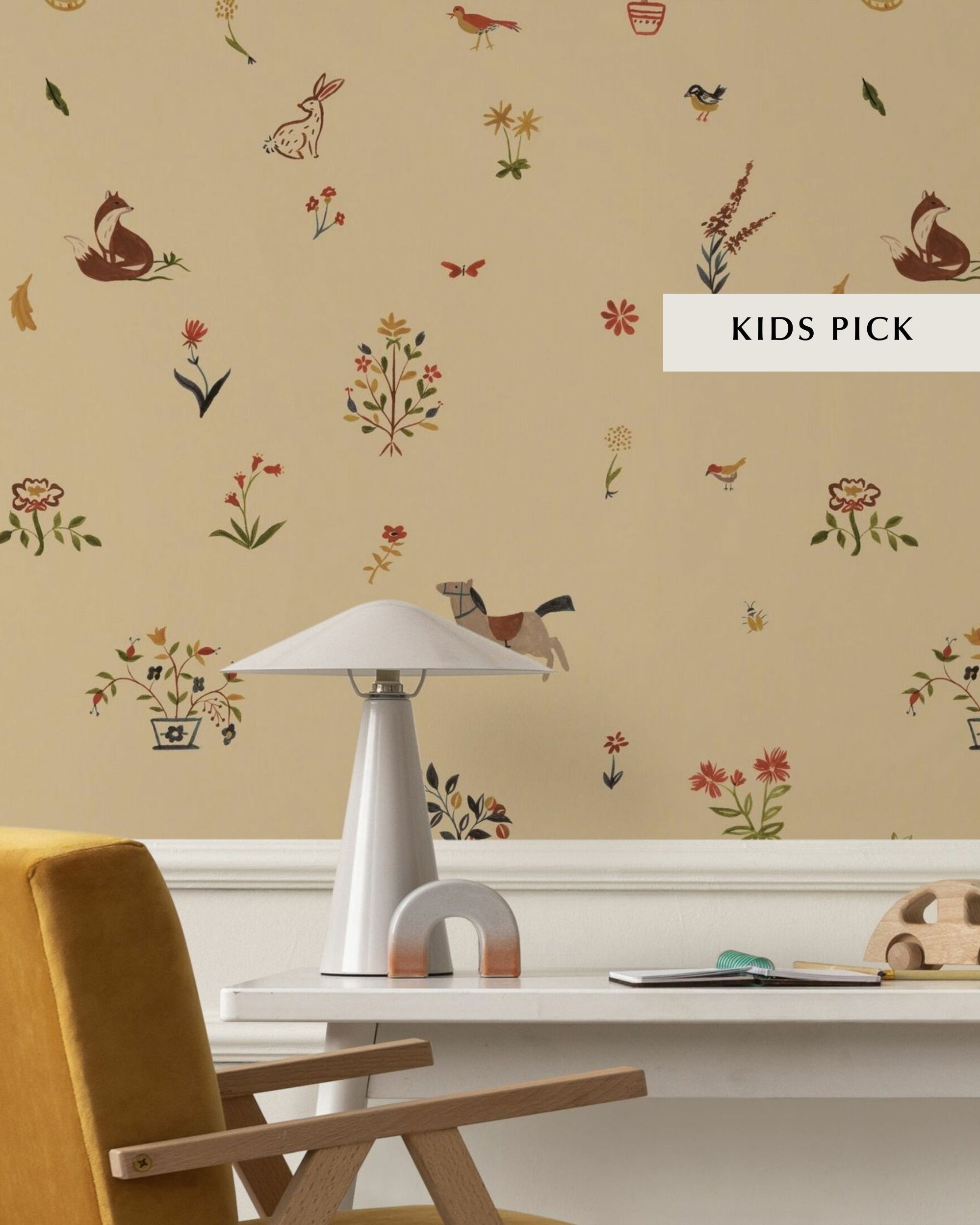 Primer plano de una habitación infantil con papel tapiz floral, una lámpara blanca y una silla amarilla.