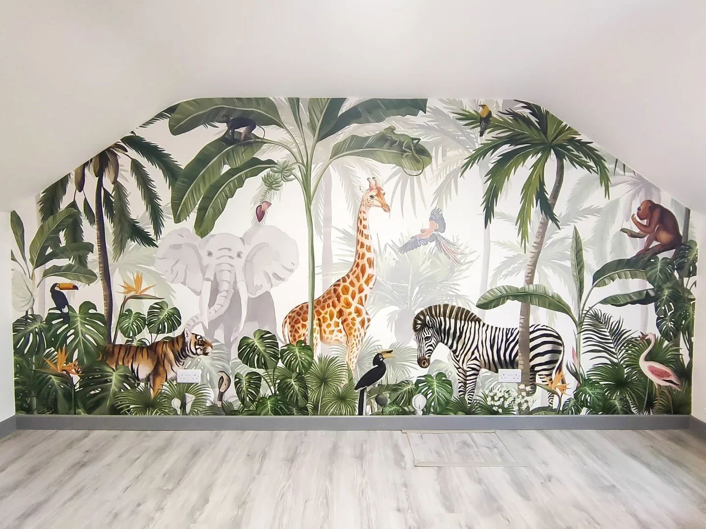 Jungle-tapet med tema med en tiger, elefant, giraf, zebra og forskellige fugle og aber.