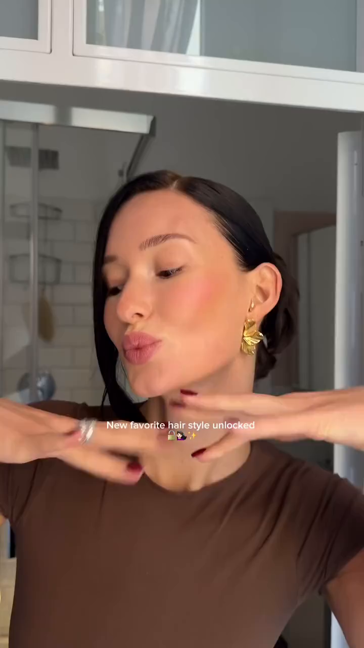 Video #7 from aalexandraeklund with the caption: Isn’t a side part just so chic?💁🏼‍♀️ 

All products from rapunzelofsweden