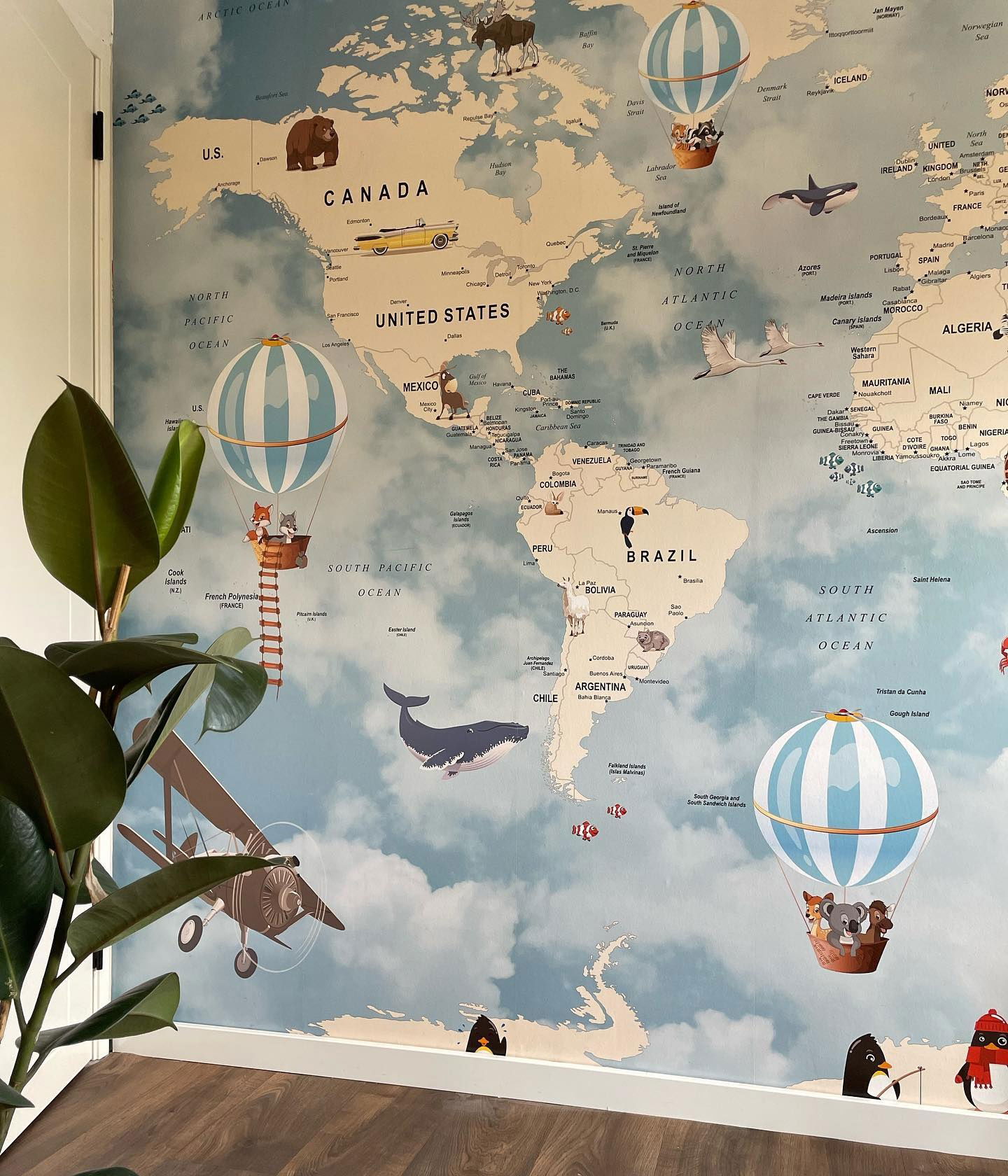 Decorazione murale con mappa del mondo stravagante con animali dei cartoni animati, mongolfiere e aeroplano vintage.
