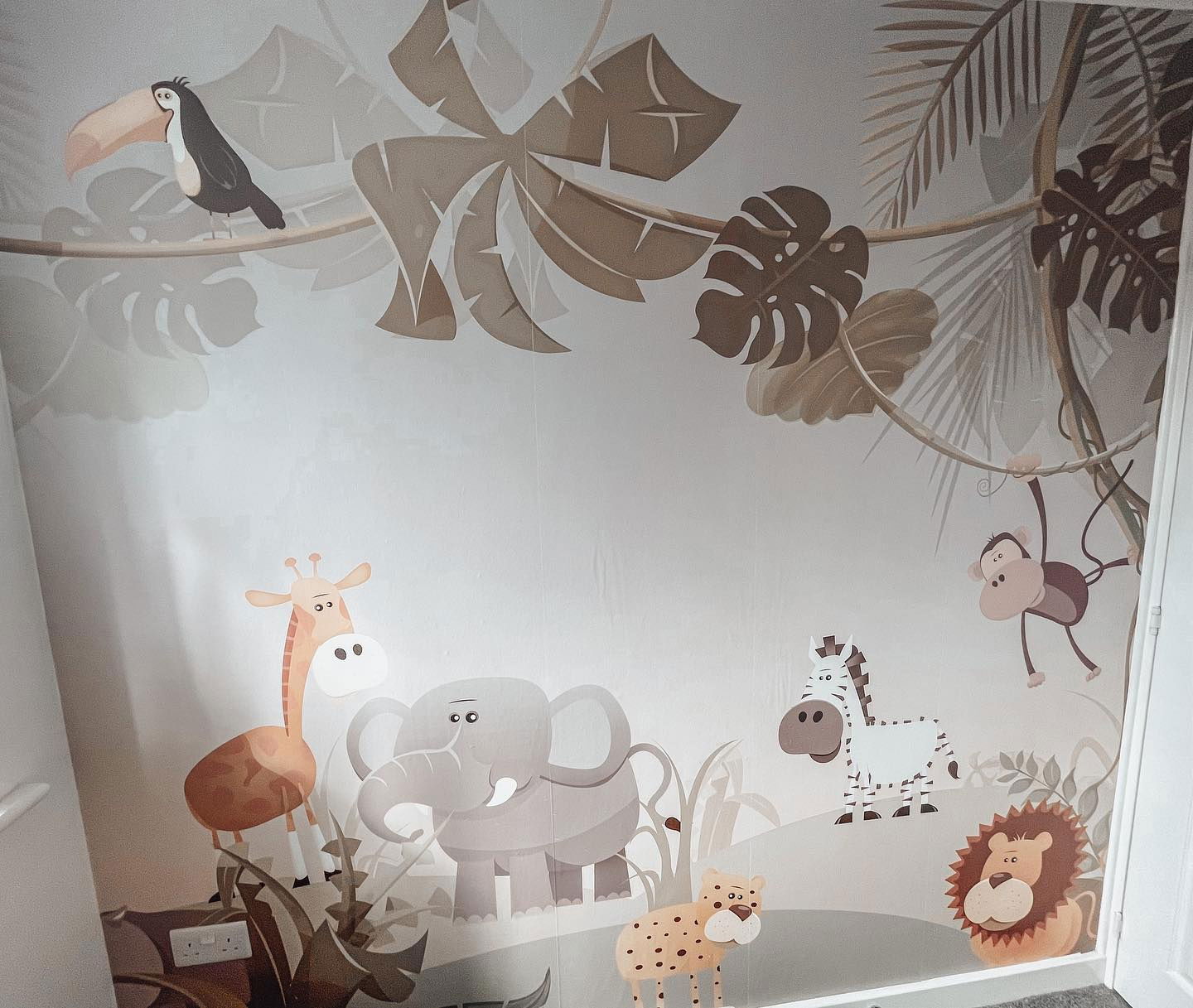 Murale murale pour chambre d'enfant sur le thème de la jungle avec toucan, girafe, éléphant, zèbre, singe, lion et léopard.