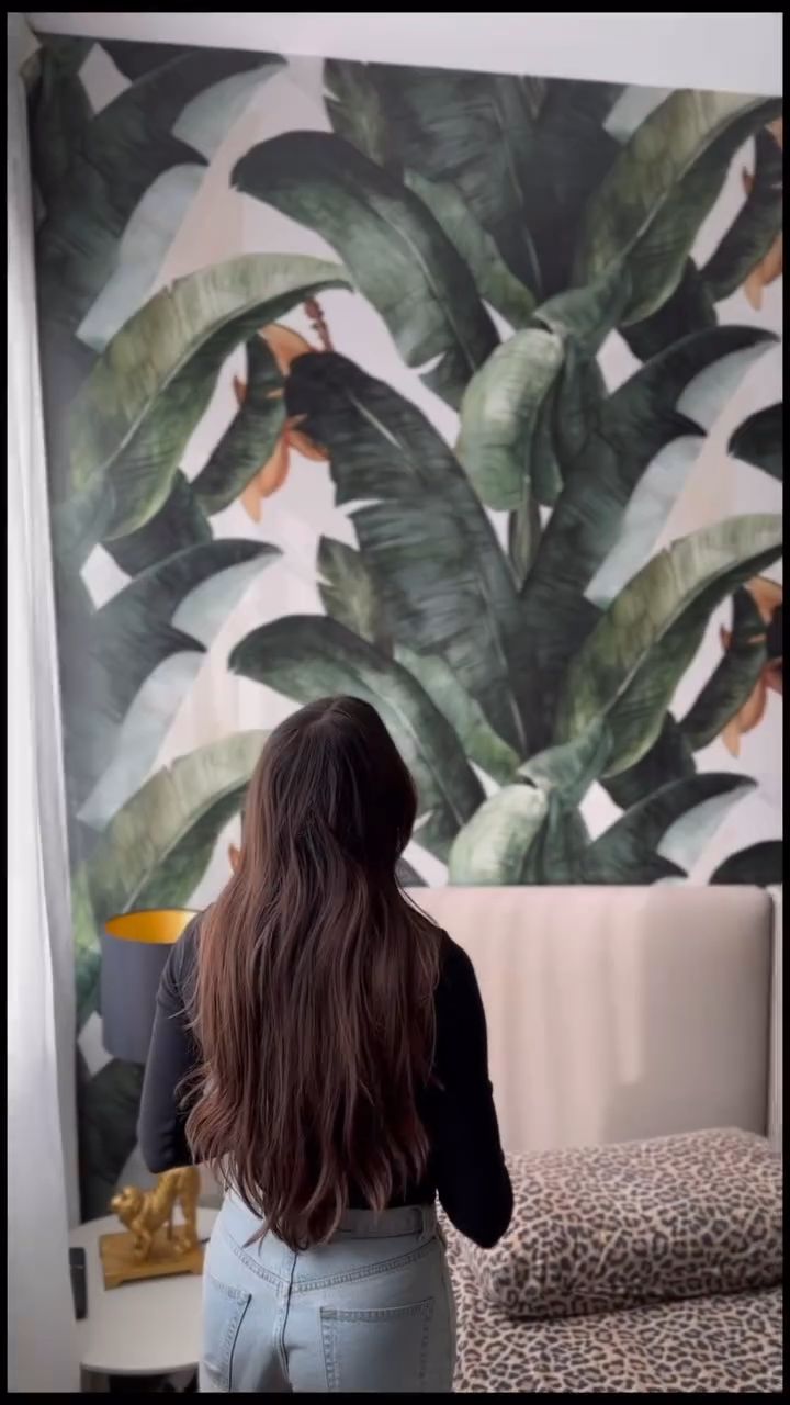Woman holding Photowall boxes in doorway.