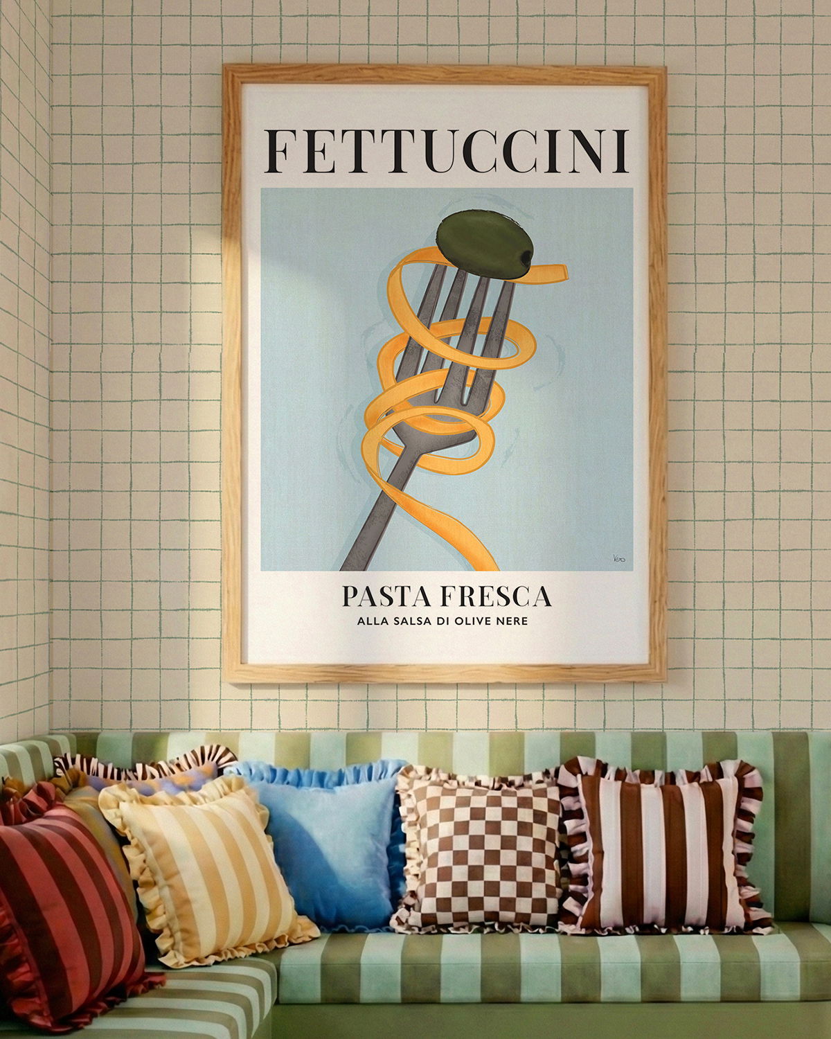 Poster von Fettuccine auf einer Gabel mit einer Olive, über einer gestreiften Couch mit Rüschenkissen.