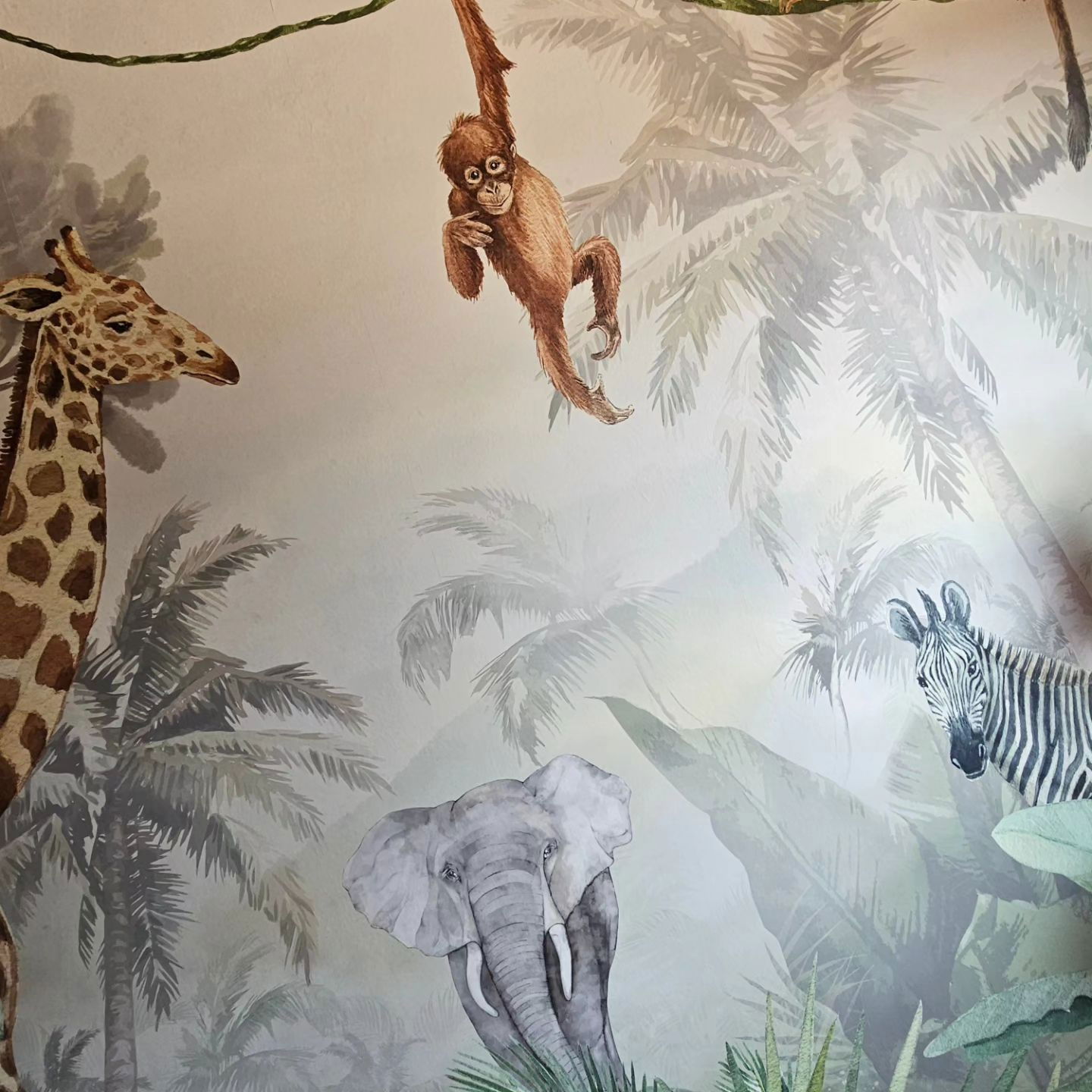 Aquarell-Dschungel-Wandbild mit Giraffe, Affe, Elefant und Zebra.
