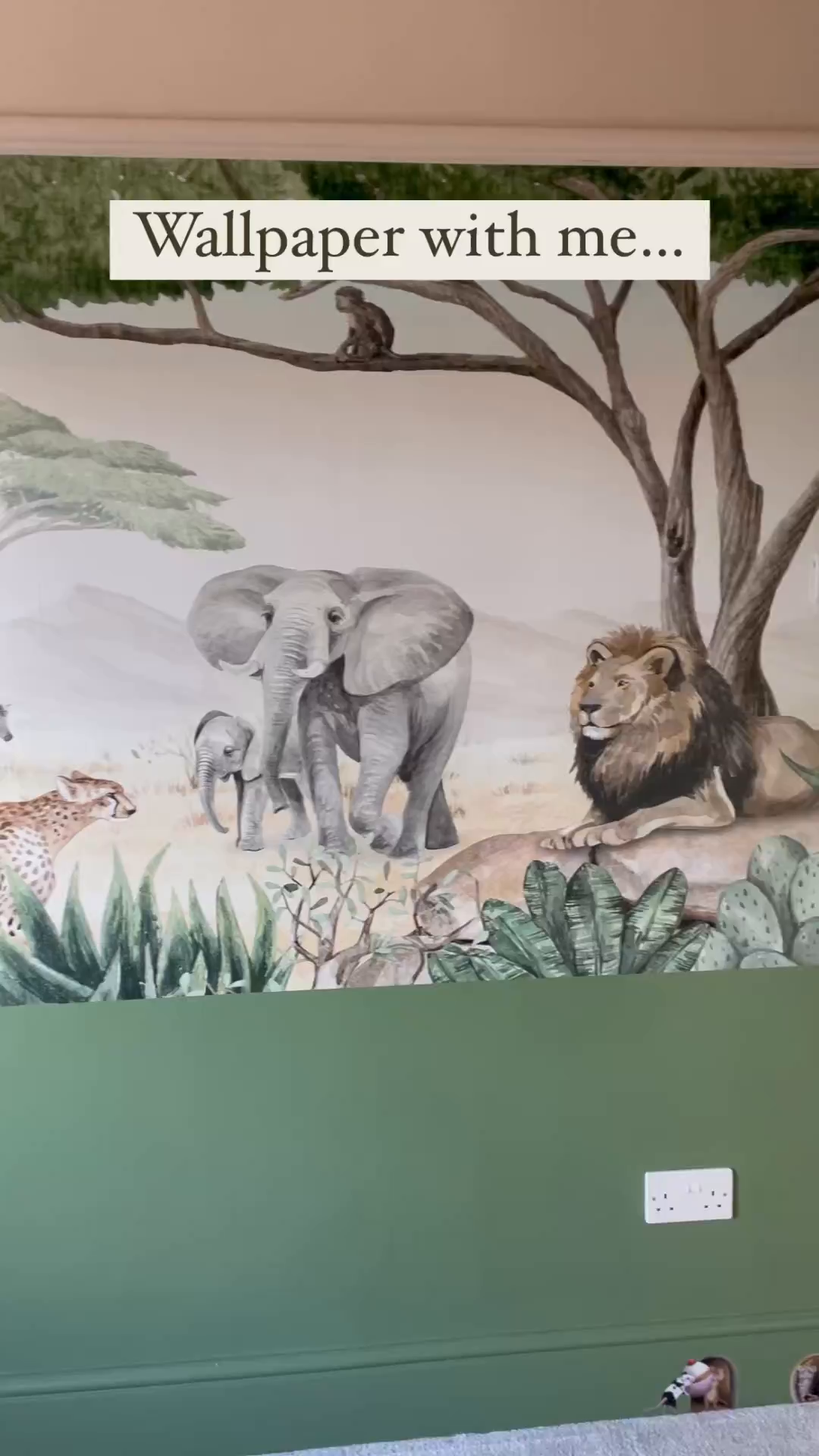 Watercolor-style wallpaper featuring African animals, including elephants, a lion, and a cheetah.