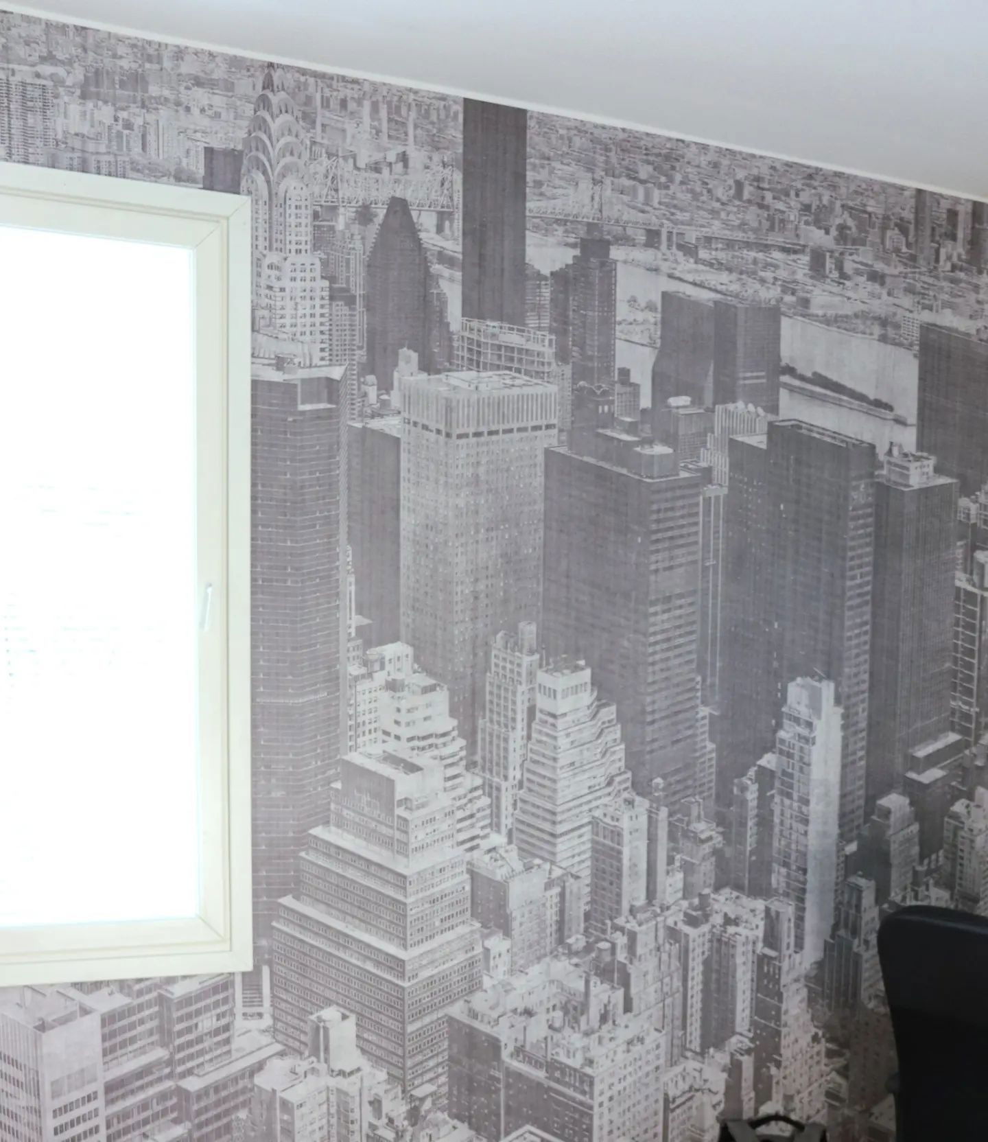 Sort og hvid New York City skyline tapet med et hvidt indrammet vindue.