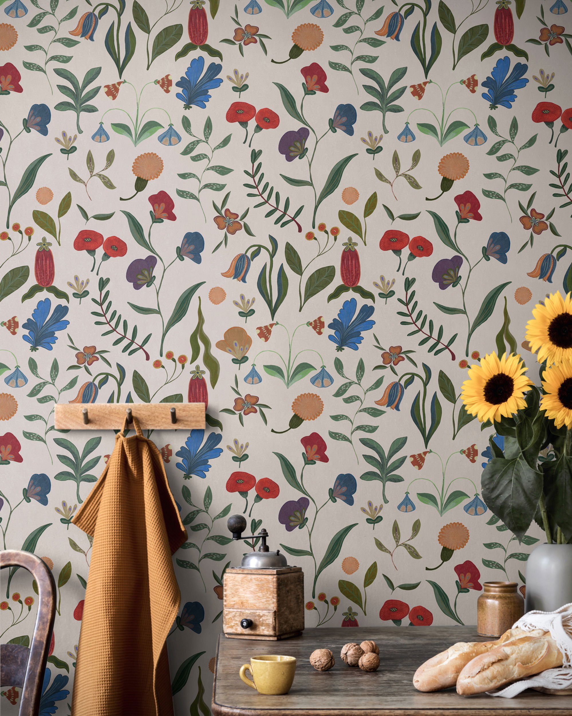 Interieur met bloemenbehang, zonnebloemen in een vaas en een houten tafel met brood.