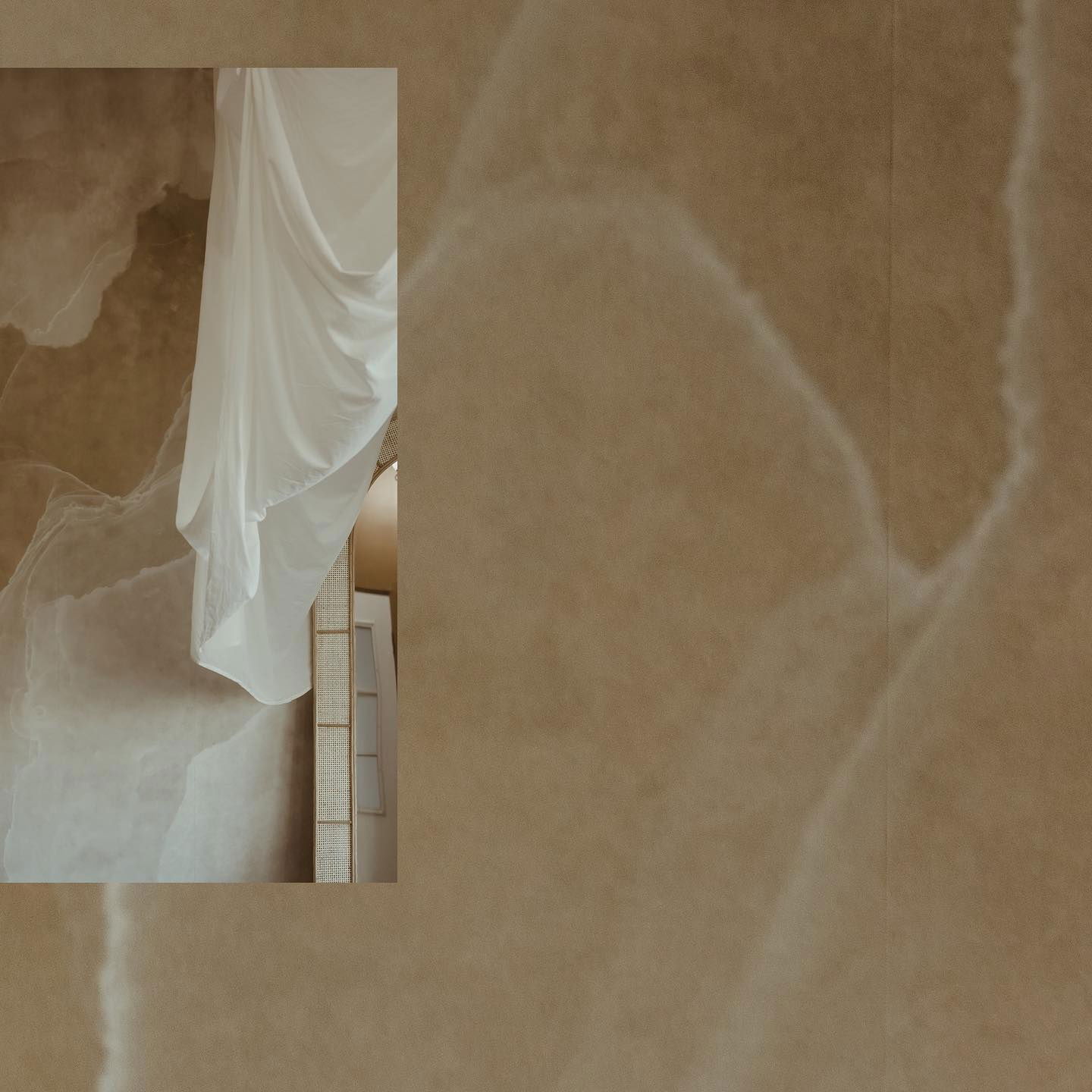 Fondo abstracto con tela blanca y una pantalla de ratán.
