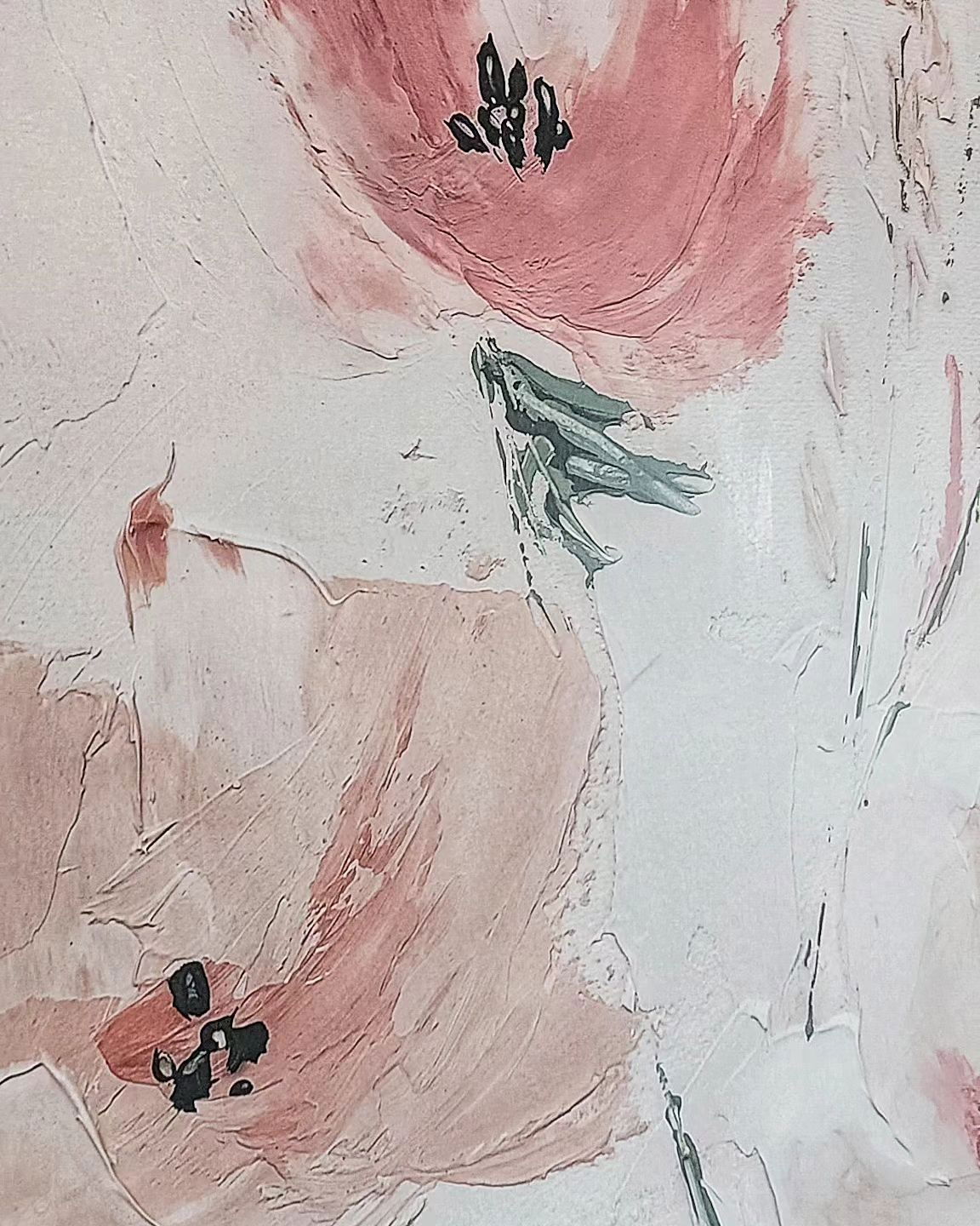 Närbild av en texturerad blomstermålning med rosa blommor och gröna blad.