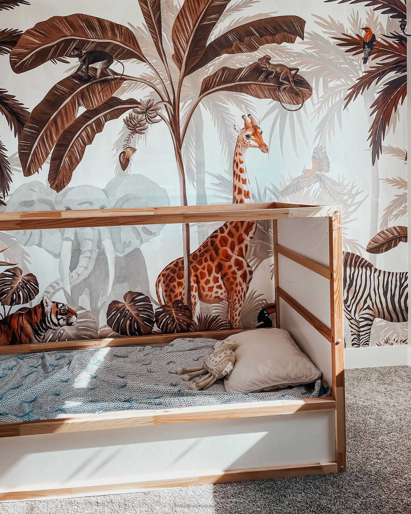 Kinderbed met junglebehang met een giraffe, zebra, tijger en aap.