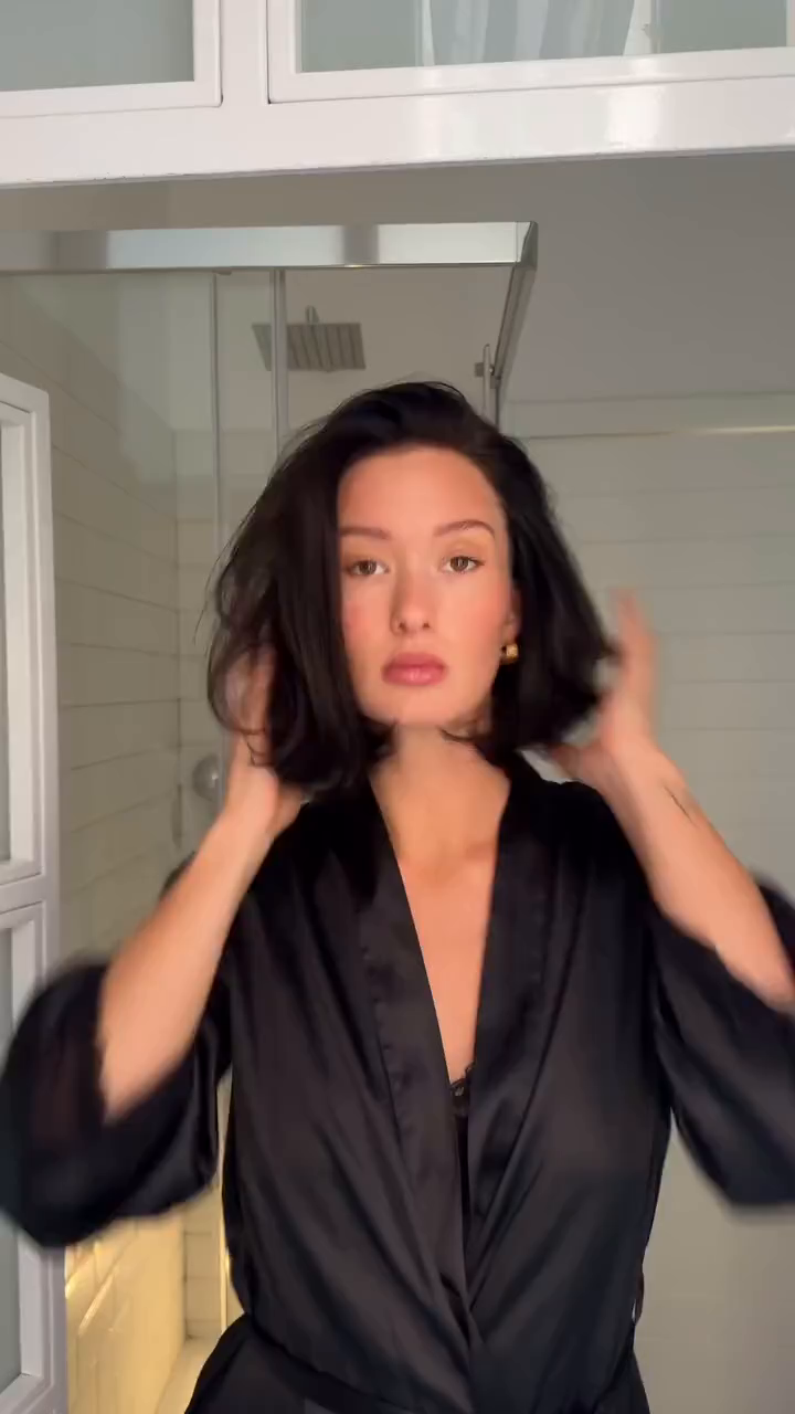 Video #6 from aalexandraeklund with the caption: This is how a style my mid length bob and how I get the perfect old money vibe that we all LOVE😍 As you know, I am currently on my hair journey, trying to get healthy, long hair and there for I do not style it as often but when I do I think it is so so so important to use the right products to protect and hydrate my hair. In the video I use the rapunzelofsweden moisture and protection spray to hydrate and then I use their heat and styling spray to protect from heat and to also keep the style all day. Also need to add that they smell soo good. Like coming directly from the hair saloon 🤤 I was also impressed by the texture that the heat protection spray gave to my hair. Made it feel thick and bouncy👌🏻👌🏻 - Advertisement

#UGC #ugccreator #ugckreatör #creator #microinfluencer #rapunzel #oldmoneytyle