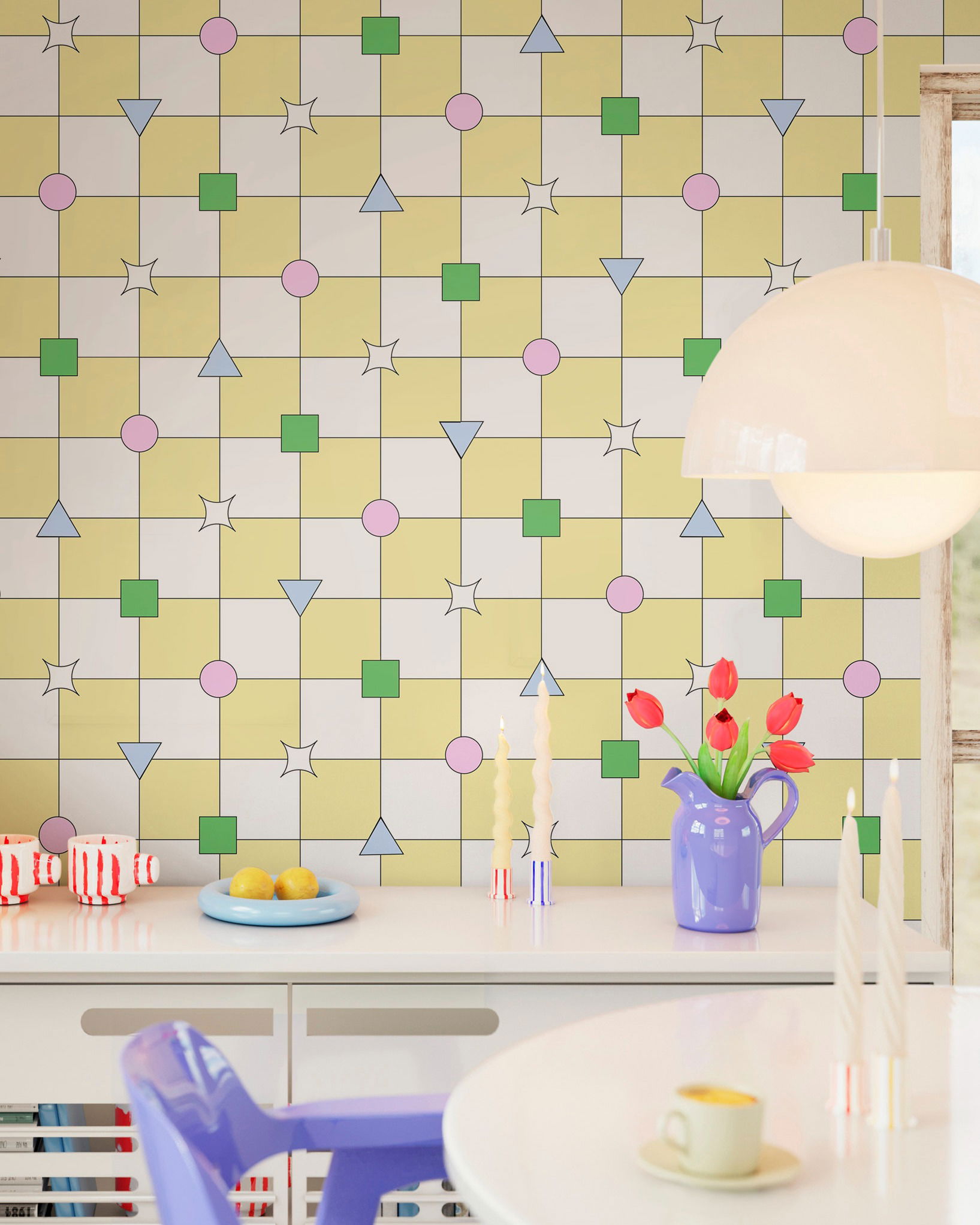 Interieur met geometrisch behang, witte kasten en kleurrijke decoratie.