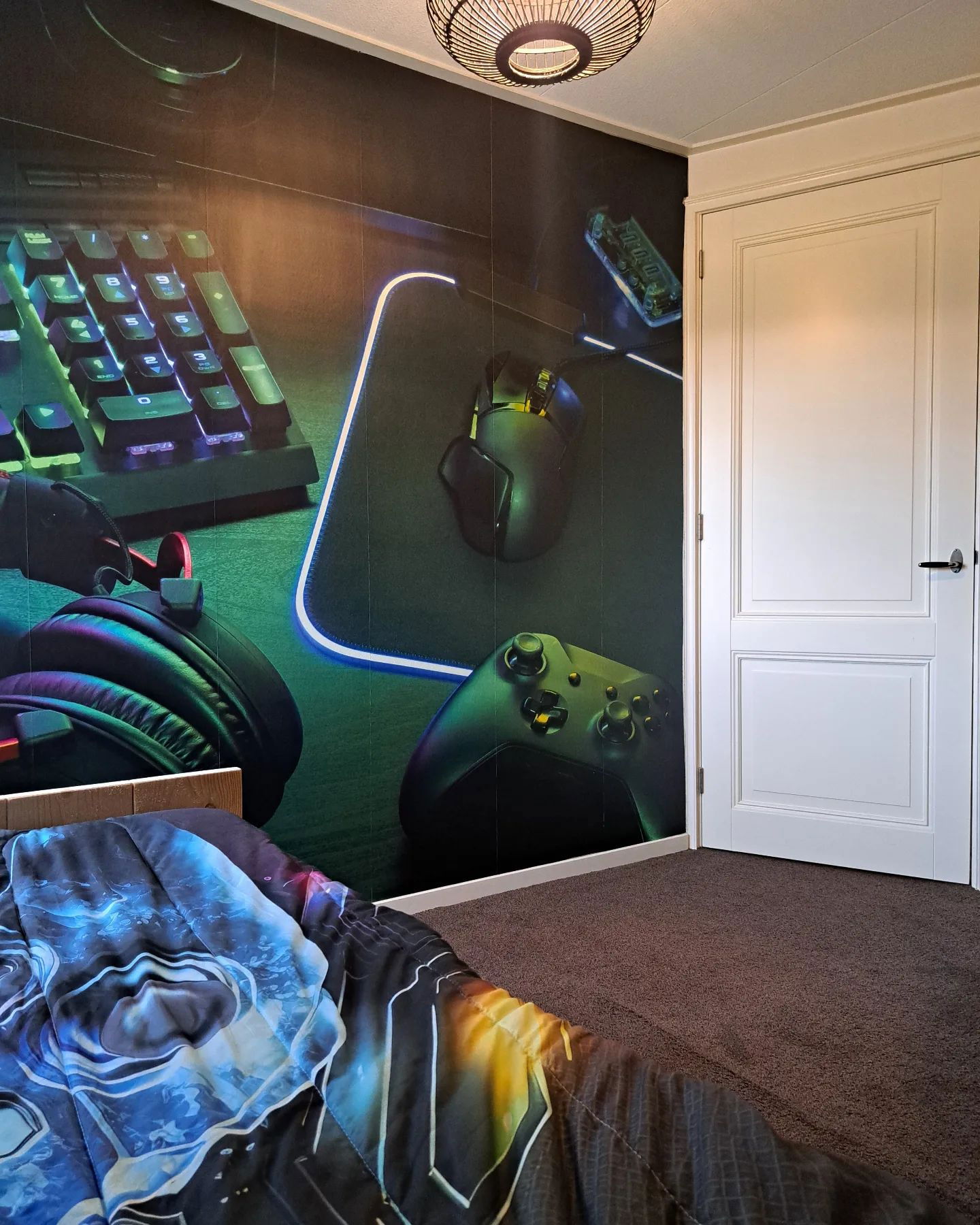 Schlafzimmer mit Gaming-Tapete, mit Tastatur, Maus und Controller.