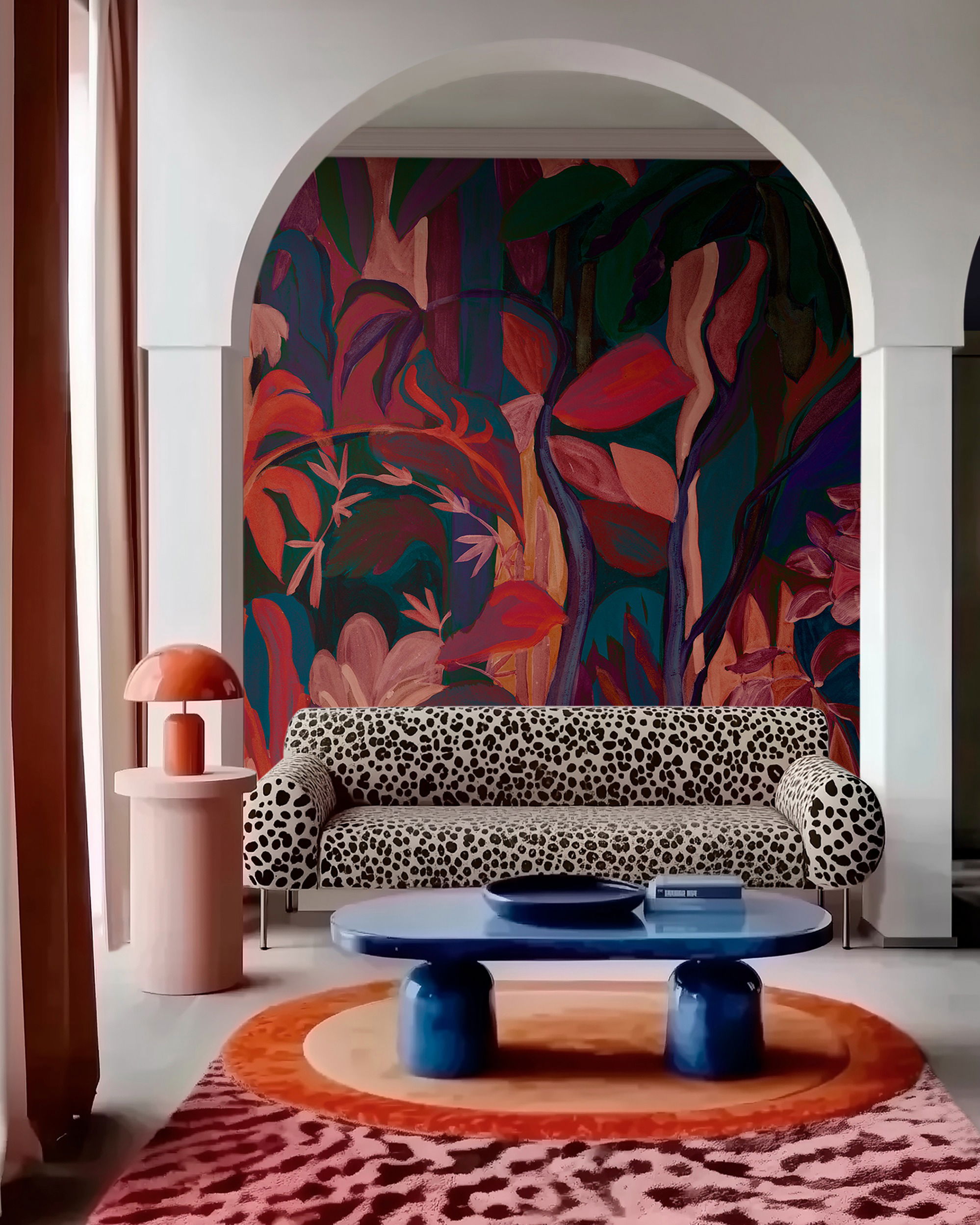 Stue med leopardprintsofa, blåt sofabord og farverig jungle-vægmaleri.