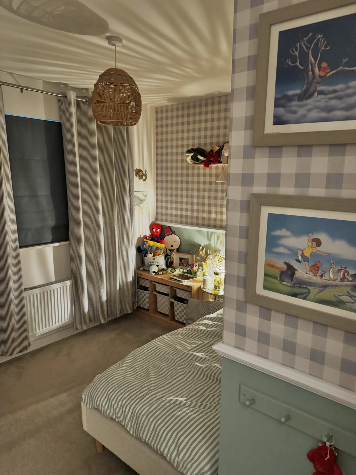 Kinderzimmer mit Bett, Spielzeugregal und Winnie Puuh-Kunst.