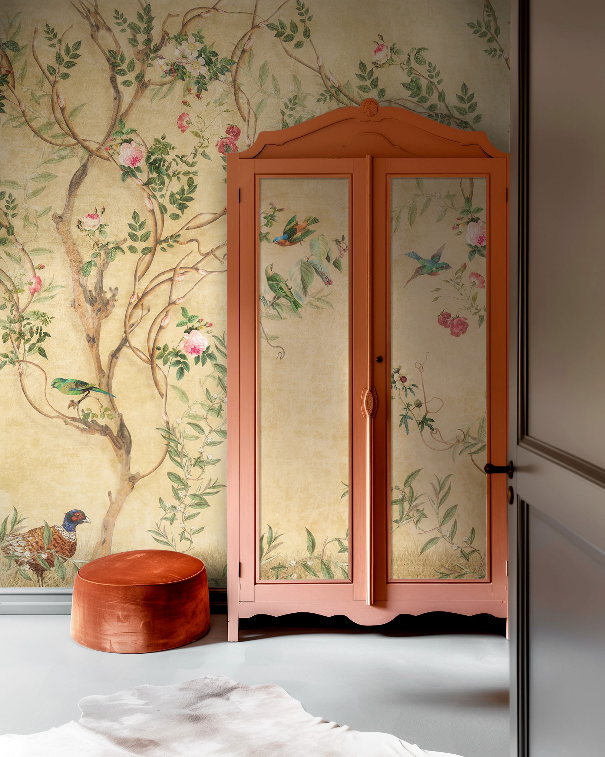 Interiør med blomstret tapet, orange garderobe med fuglemalerier og matchende skammel.