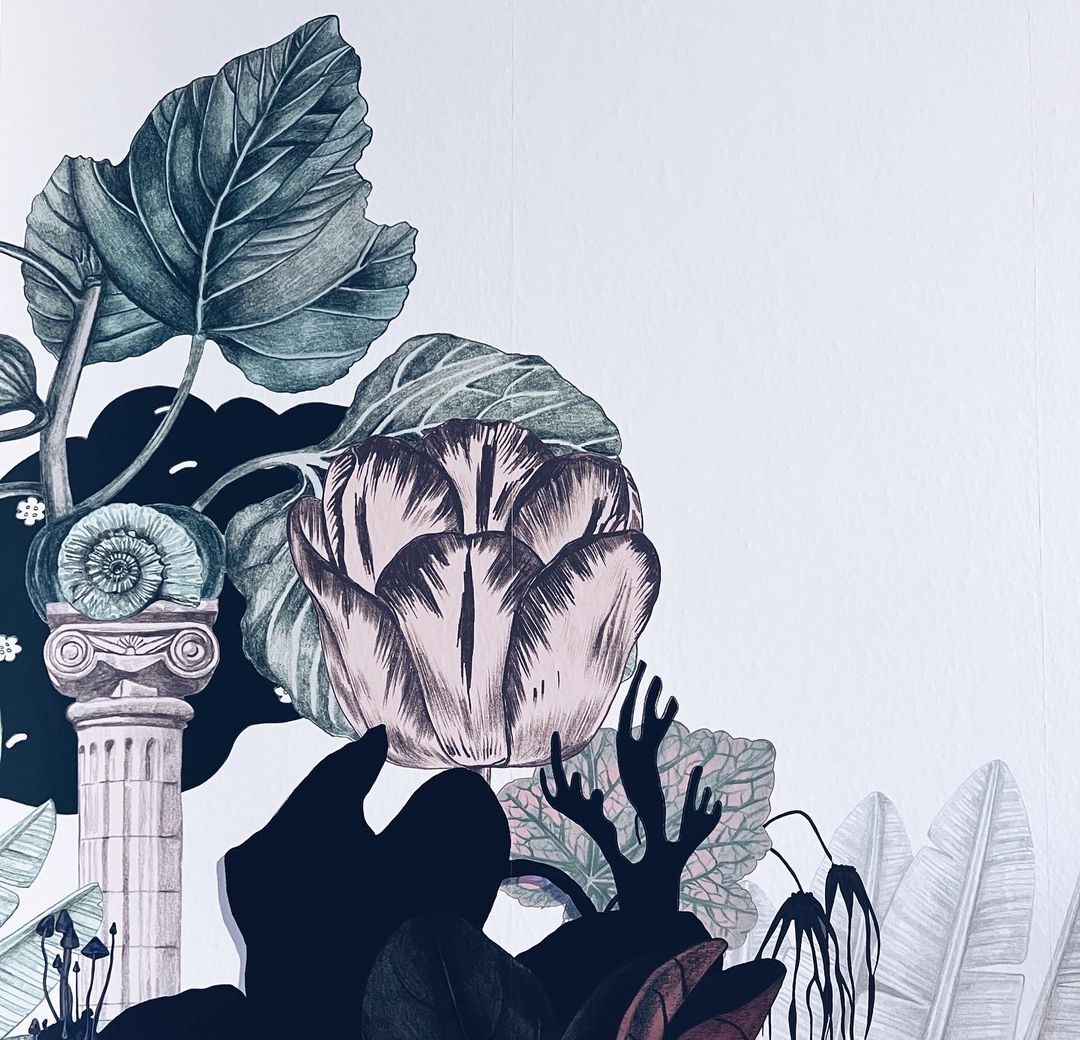 Botanisk illustrasjon med store blader, tulipan, snegle på søyle og mørke silhuetter.