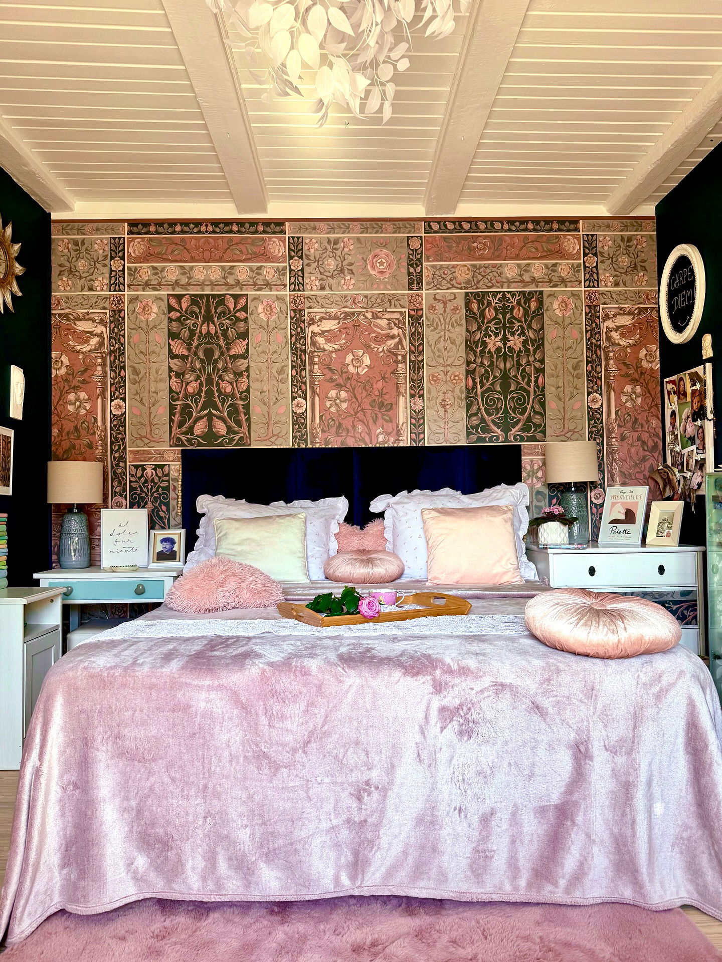 Schlafzimmer mit rosa Samtbetten, Blumentapete und weißer Decke.
