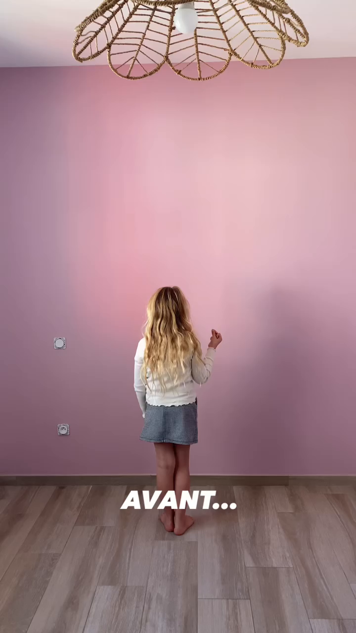 A girl faces a pink wall under a wicker light fixture. "Avant..." text overlay.