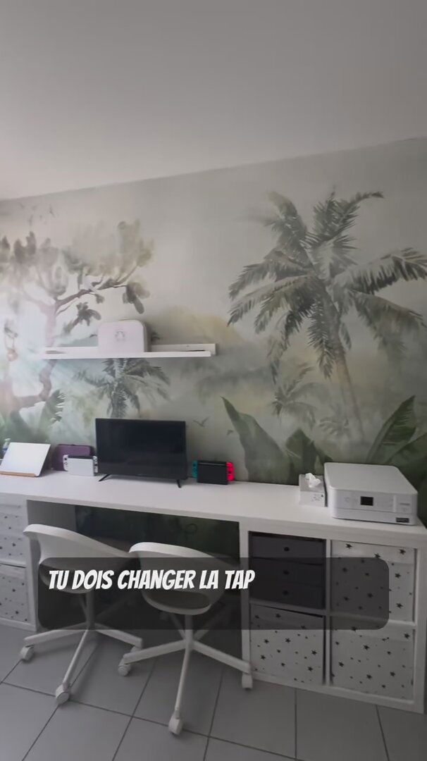 Woman in headscarf presents "Conseil pour Redecorer Rapidement." Interior with palm tree wallpaper, shelves, and storage.